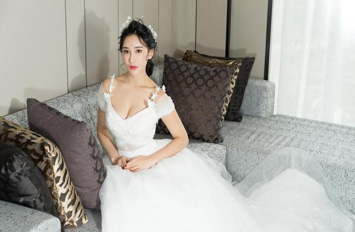 鸡妈妈护着小鸡玩耍